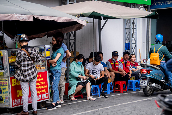 Nhiều quán nước vỉa hè tại Hà Nội vẫn hoạt động bất chấp lệnh cấm - 7