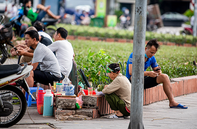 Nhiều quán nước vỉa hè tại Hà Nội vẫn hoạt động bất chấp lệnh cấm - 8