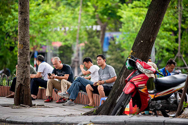 Nhiều quán nước vỉa hè tại Hà Nội vẫn hoạt động bất chấp lệnh cấm - 9