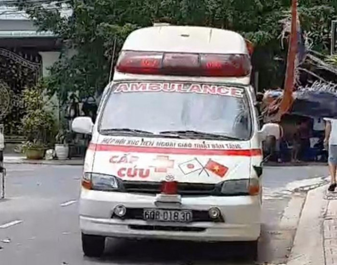 Xe cứu thương giả đi đòi nợ gây náo loạn khu dân cư TP Phan Thiết - 1