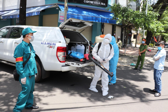 Phong tỏa tuyến phố ở Buôn Ma Thuột sau khi ghi nhận 2 ca mắc COVID-19 - 3