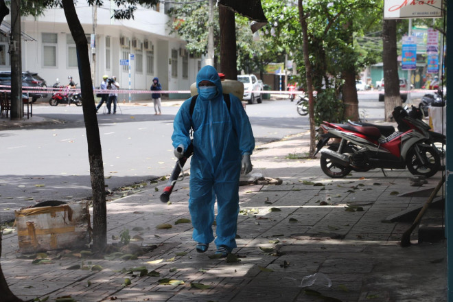 Phong tỏa tuyến phố ở Buôn Ma Thuột sau khi ghi nhận 2 ca mắc COVID-19 - 2