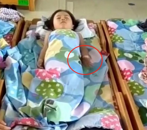 Cô giáo gửi đoạn clip con gái ngủ trưa, mẹ bật khóc khi nhìn hành động lạ ở tay con - 1