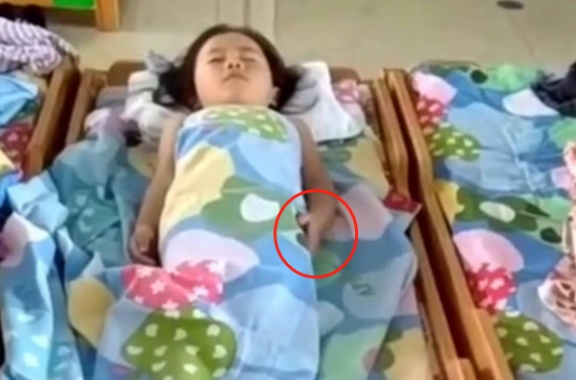Cô giáo gửi đoạn clip con gái ngủ trưa, mẹ bật khóc khi nhìn hành động lạ ở tay con - 2