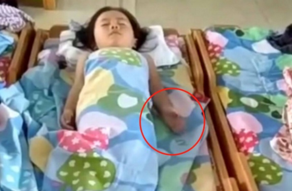 Cô giáo gửi đoạn clip con gái ngủ trưa, mẹ bật khóc khi nhìn hành động lạ ở tay con - 3