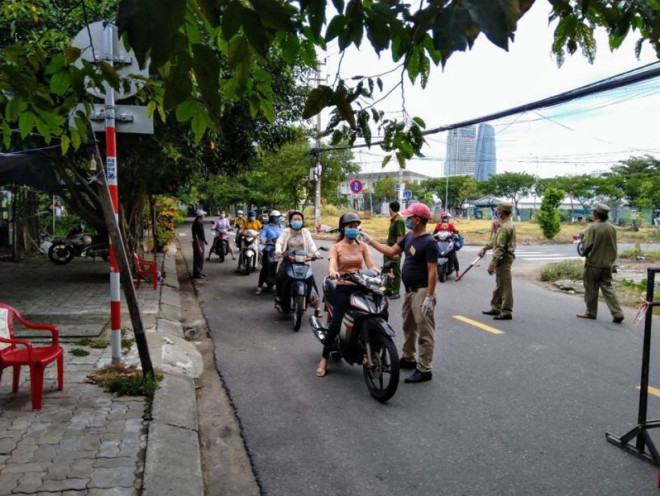 Đà Nẵng: Quân đội phun khử khuẩn toàn quận Sơn Trà chiều 3-8 - 7