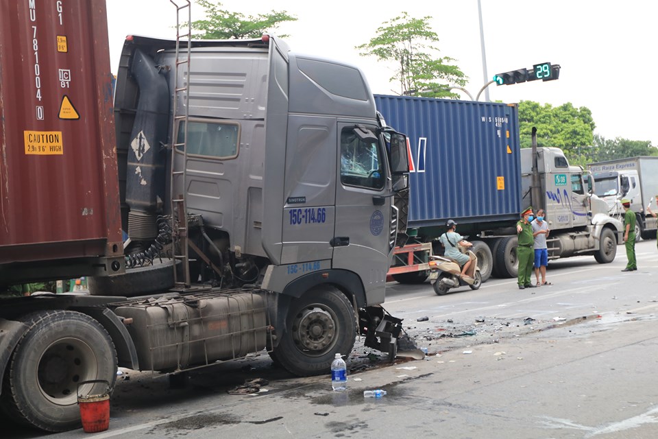 “Lý lịch” xe container chèn ô tô chờ đèn đỏ, 3 người tử vong - 2
