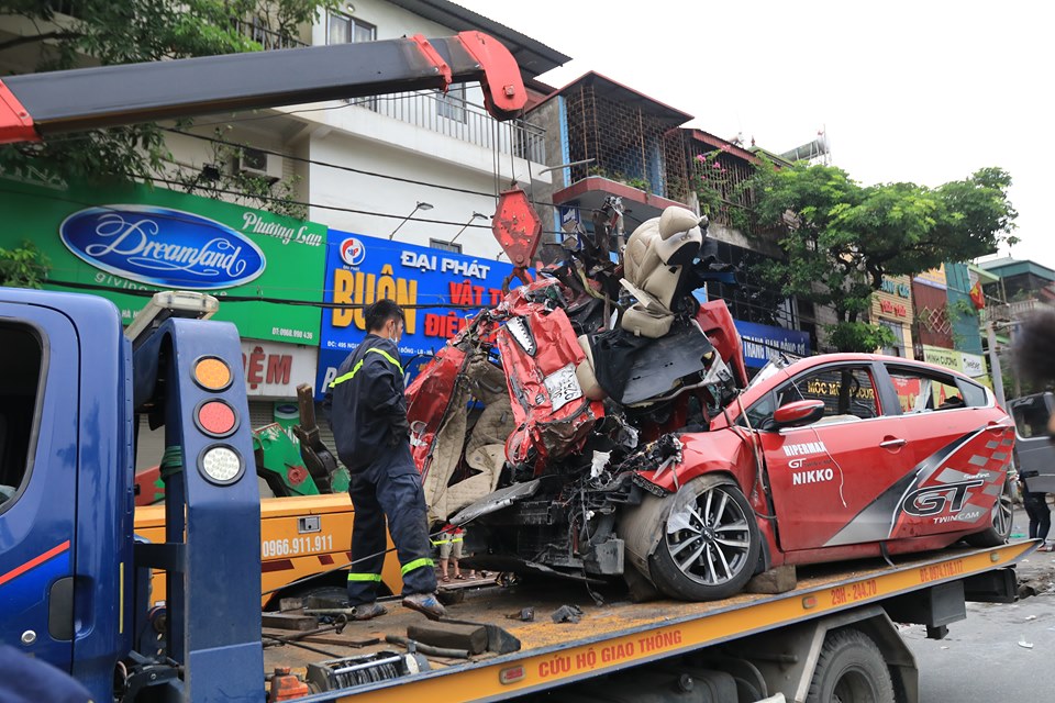 “Lý lịch” xe container chèn ô tô chờ đèn đỏ, 3 người tử vong - 3