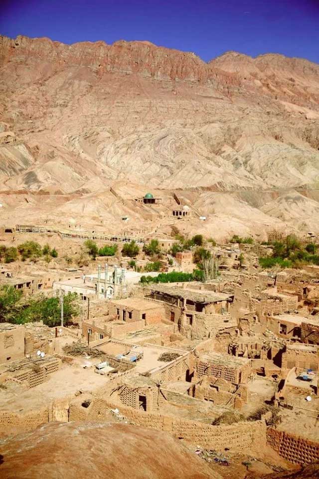 Ngôi làng bằng đất sét dưới chân núi Hỏa Diệm Sơn trông như một đống đổ nát có từ thời tiền sử - 4