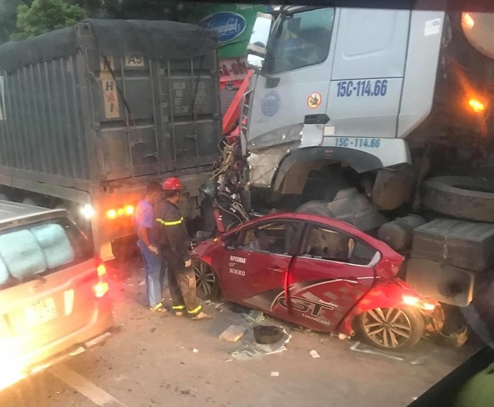 Ám ảnh hiện trường vụ tai nạn xe container chèn ô tô chờ đèn đỏ, 3 người tử vong - 4