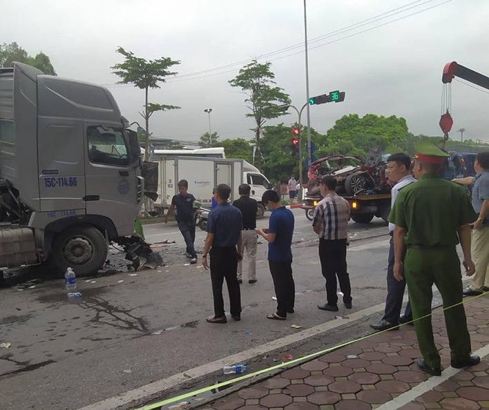 Ám ảnh hiện trường vụ tai nạn xe container chèn ô tô chờ đèn đỏ, 3 người tử vong - 6