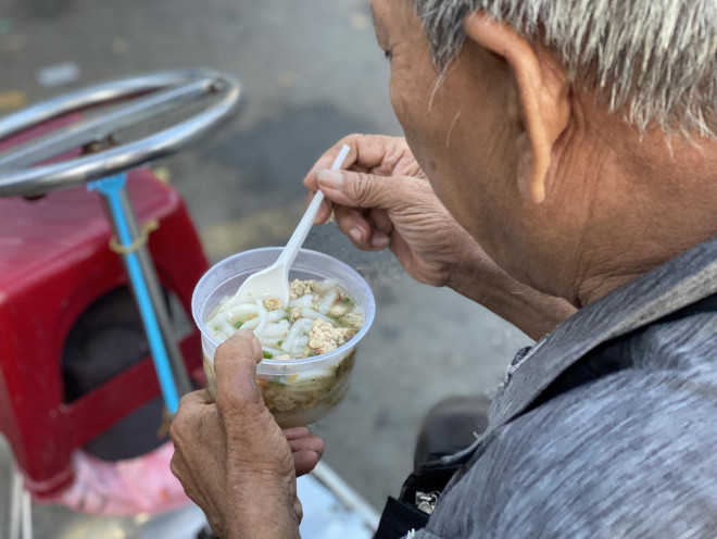 Hành động đẹp của cậu bé 10 tuổi ở góc đường An Dương Vương, quận 5 - 5