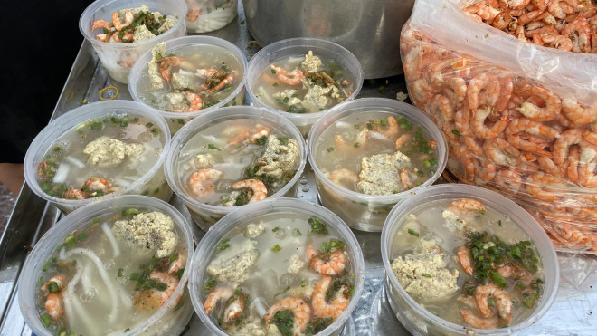 Hành động đẹp của cậu bé 10 tuổi ở góc đường An Dương Vương, quận 5 - 4