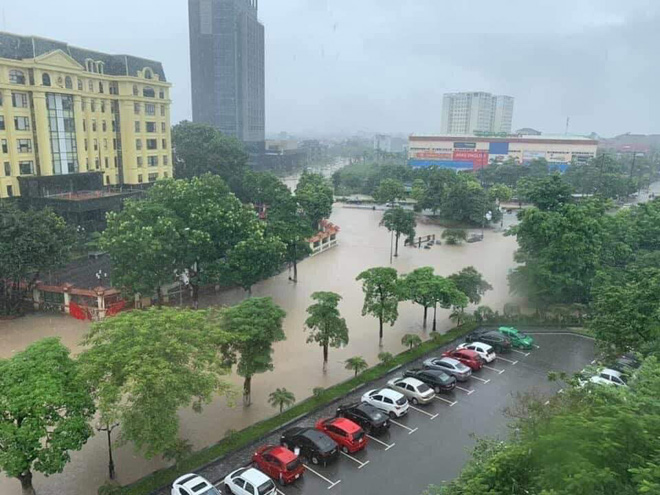 Mưa lớn khiến TP Vĩnh Yên ngập sâu, nhiều phương tiện “bơi” trong nước - 1