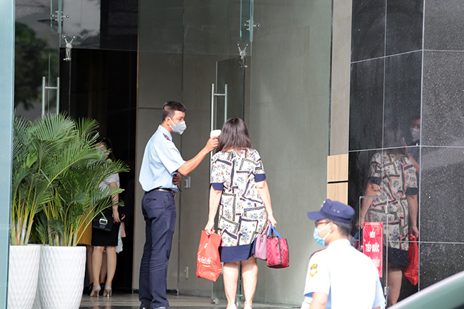 Ảnh: Người Sài Gòn đeo khẩu trang mọi lúc mơi nơi để phòng chống dịch bệnh COVID-19 - 13