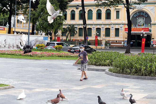 Ảnh: Người Sài Gòn đeo khẩu trang mọi lúc mơi nơi để phòng chống dịch bệnh COVID-19 - 10