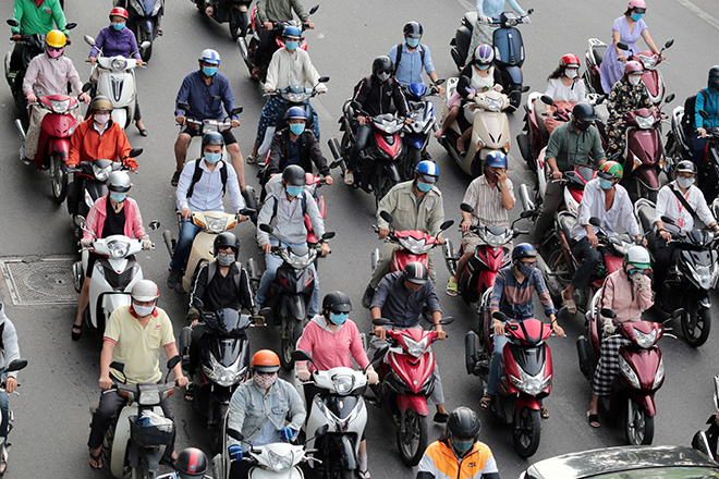 Ảnh: Người Sài Gòn đeo khẩu trang mọi lúc mơi nơi để phòng chống dịch bệnh COVID-19 - 3