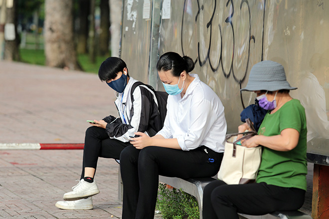 Ảnh: Người Sài Gòn đeo khẩu trang mọi lúc mơi nơi để phòng chống dịch bệnh COVID-19 - 5