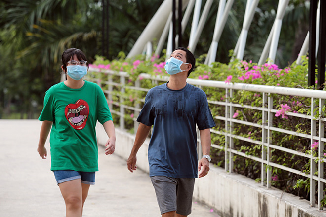 Ảnh: Người Sài Gòn đeo khẩu trang mọi lúc mơi nơi để phòng chống dịch bệnh COVID-19 - 7