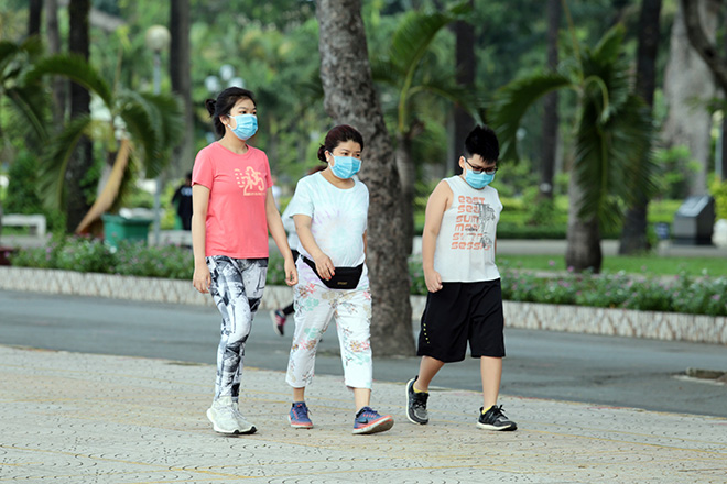 Ảnh: Người Sài Gòn đeo khẩu trang mọi lúc mơi nơi để phòng chống dịch bệnh COVID-19 - 8