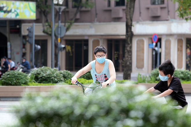 Ảnh: Người Sài Gòn đeo khẩu trang mọi lúc mơi nơi để phòng chống dịch bệnh COVID-19 - 9