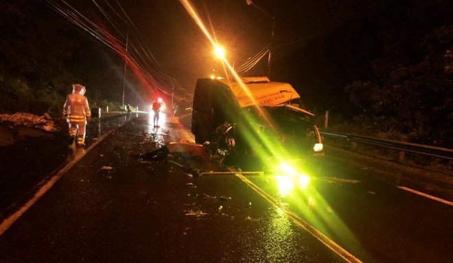 Hai xe tải tông trực diện, 3 người thương vong - 2