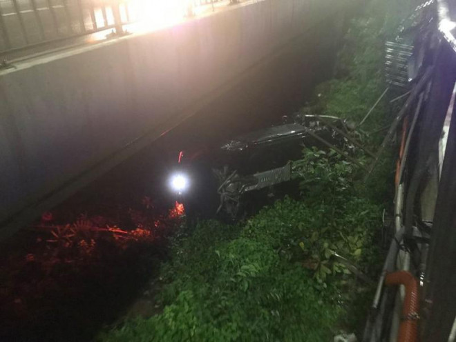 Thanh niên lái ô tô mới mua rơi khỏi cầu Sài Gòn - 2