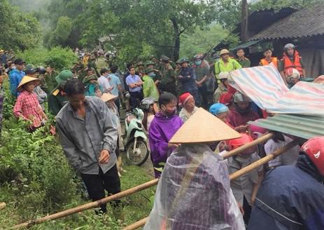 Sạt lở núi vùi lấp 2 vợ chồng đang ngủ - 2