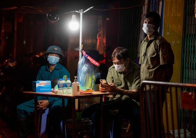Hà Nội phong tỏa, khử khuẩn khu dân cư nơi bệnh nhân mới nhất mắc COVID-19 sinh sống - 3