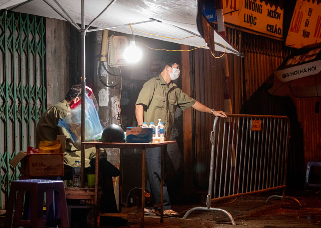 Hà Nội phong tỏa, khử khuẩn khu dân cư nơi bệnh nhân mới nhất mắc COVID-19 sinh sống - 5