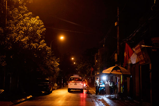 Hà Nội phong tỏa, khử khuẩn khu dân cư nơi bệnh nhân mới nhất mắc COVID-19 sinh sống - 8