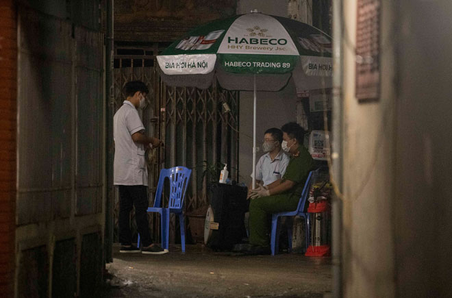 Hà Nội phong tỏa, khử khuẩn khu dân cư nơi bệnh nhân mới nhất mắc COVID-19 sinh sống - 7