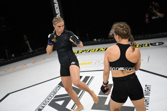 Đả nữ MMA thị uy sức mạnh, tung “vô ảnh cước” knock-out đối thủ - 1