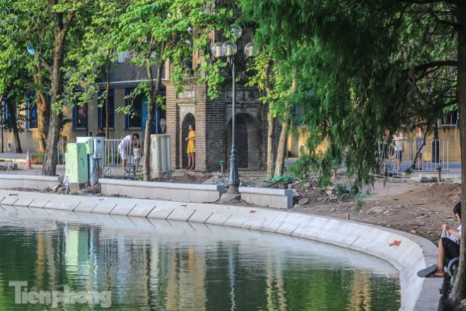 Cận cảnh vòng cung bờ kè khối bê tông 'khổng lồ' vừa kết nối ở Hồ Gươm - 4