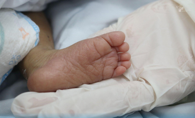 Thương lắm hình ảnh bé trai bị bỏ rơi bấu tay bác sĩ tìm hơi ấm sinh tồn - 2