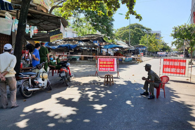 Sau ca nghi mắc Covid-19, Tam Kỳ lấy mẫu xét nghiệm tiểu thương 2 chợ - 2