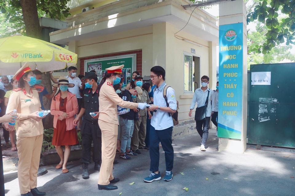 CSGT Hà Nội phát khẩu trang cho thí sinh thi THPT trong mùa dịch COVID-19 - 4