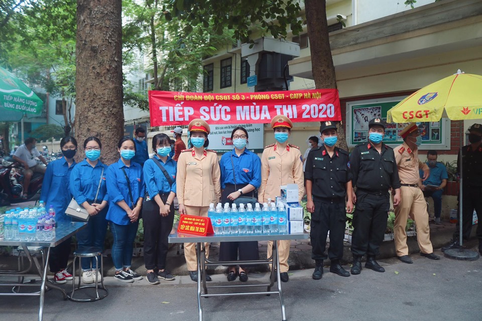 CSGT Hà Nội phát khẩu trang cho thí sinh thi THPT trong mùa dịch COVID-19 - 5