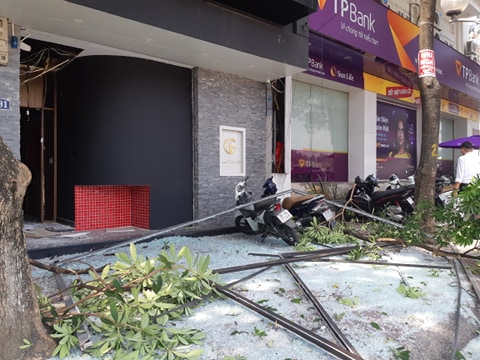 Nổ lớn trên phố Hà Nội, 2 người bị thương, taxi thủng nóc - 2