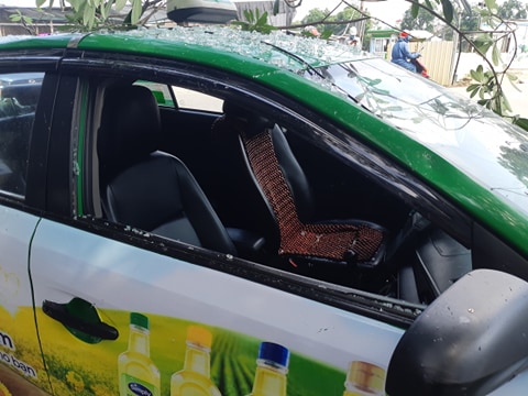 Nổ lớn trên phố Hà Nội, 2 người bị thương, taxi thủng nóc - 3