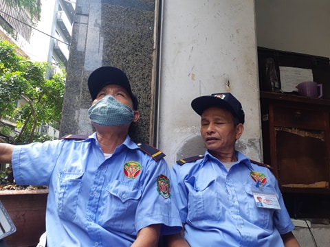 Nổ lớn trên phố Hà Nội, 2 người bị thương, taxi thủng nóc - 5