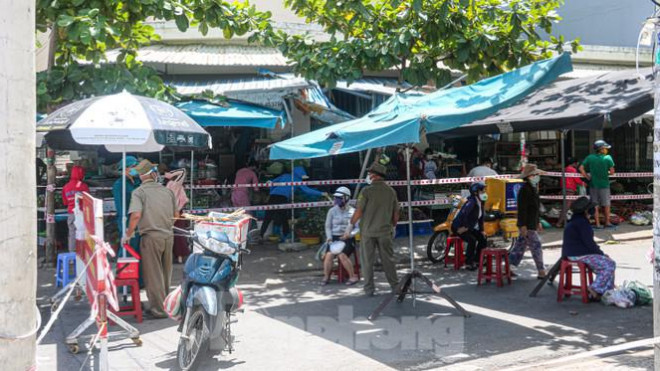 Đà Nẵng: Đổ quân ra chợ 'truy bắt' COVID-19 - 2