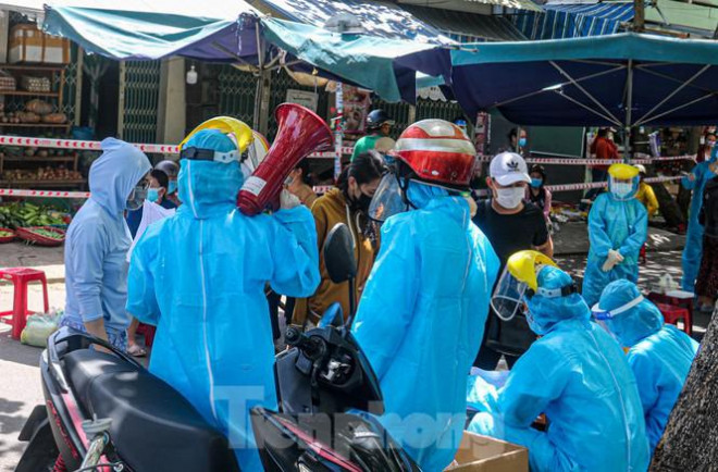 Đà Nẵng: Đổ quân ra chợ 'truy bắt' COVID-19 - 7