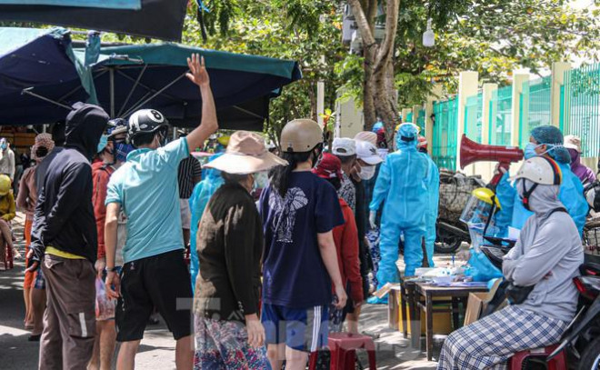 Đà Nẵng: Đổ quân ra chợ 'truy bắt' COVID-19 - 10