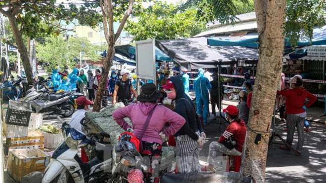 Đà Nẵng: Đổ quân ra chợ 'truy bắt' COVID-19 - 13