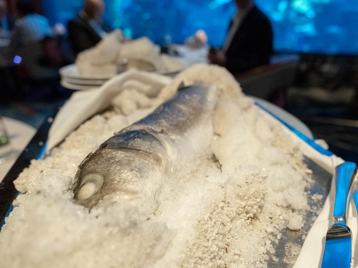 11 cái nhất của khách sạn xa hoa nhất thế giới với sân tennis lơ lửng trên không - 11