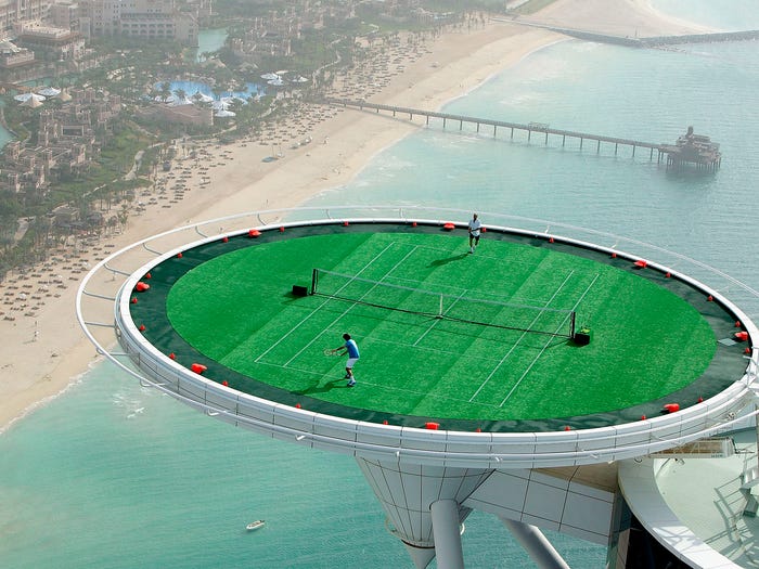 11 cái nhất của khách sạn xa hoa nhất thế giới với sân tennis lơ lửng trên không - 3