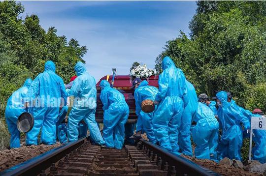 Nghẹn ngào cảnh đưa tang tại tâm dịch Covid-19 ở Quảng Nam - 2