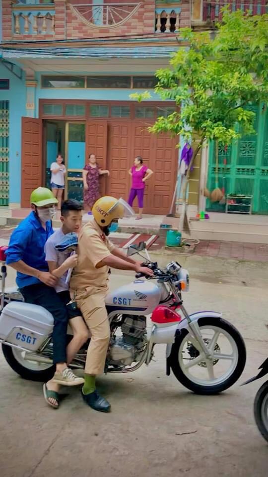 Bất ngờ với thành tích học tập của nam sinh ngủ quên được CSGT đưa đi thi - 1