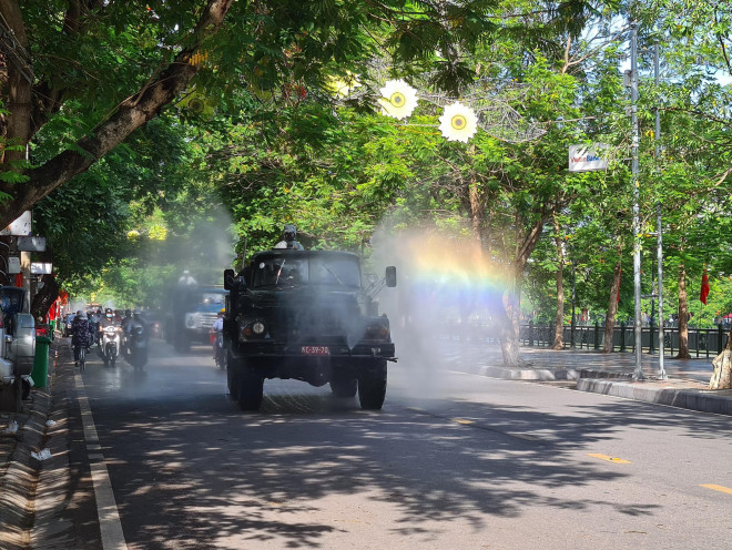 Cận cảnh Hải Phòng bắt đầu phun khử trùng các tuyến đường chính nội đô - 2